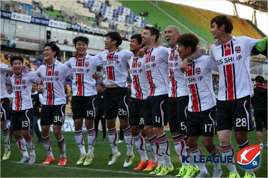 적지에서열린올시즌세번째'슈퍼매치'에서기분좋은3-0승리를거둔FC서울이지만최용수감독은후반들어선수들의소극적인경기가유일한아쉬움이라고지적했다.(자료사진=한국프로축구연맹)