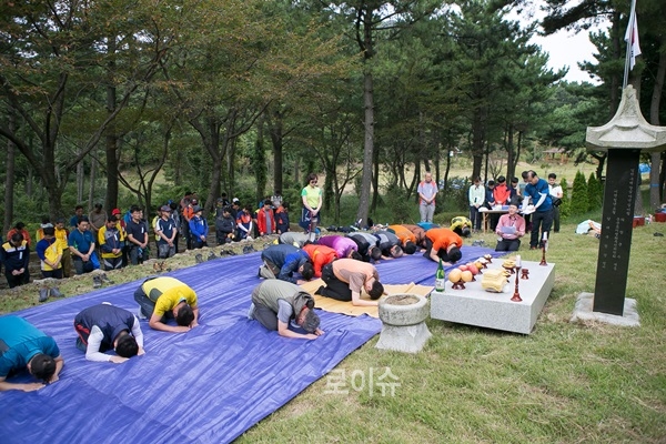 ▲국군용사충혼비(忠魂碑)를방문해참배를하고있다.