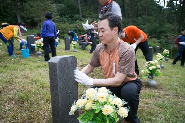 ▲권기선부산경찰청장이비석을닦고있다.(사진제공=부산경찰청)