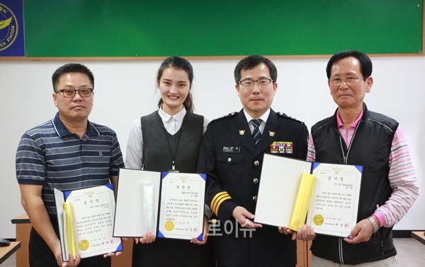 ▲원창학부산북부경찰서장이범인검거시민들과함께기념촬영.(사진제공=부산북부서)