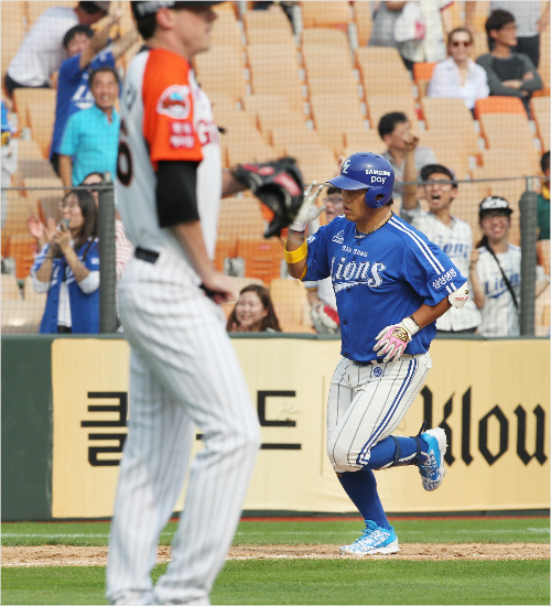 '우째이런일이...'삼성박석민(오른쪽)이20일롯데와경기에서1회2점홈런에이어3회역전3점홈런을쏘아올린뒤상대선발레일리가망연자실해하는가운데그라운드를돌고있다.(부산=삼성라이온즈)