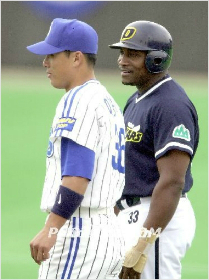 거포들의전성시대를열었던이승엽(왼쪽)과타이론우즈의2001년맞대결모습.(사진=삼성라이온즈제공)