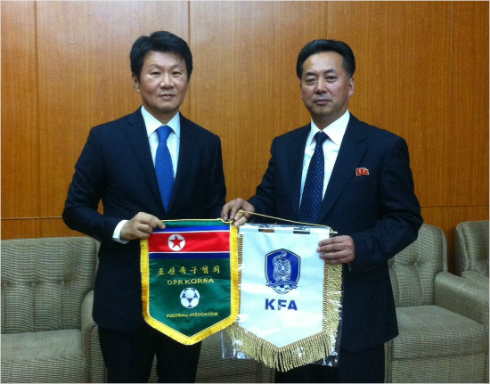 정몽규대한축구협회회장(왼쪽)은지난19일리용남북한축구협회장과만나실무협의를하고양협회의엠블럼을교환했다.(자료사진=대한축구협회)