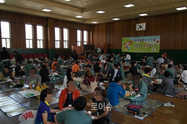 ▲모범수용자가족만남의시간을통해서로의정을나누고있다.(사진제공=울산구치소)