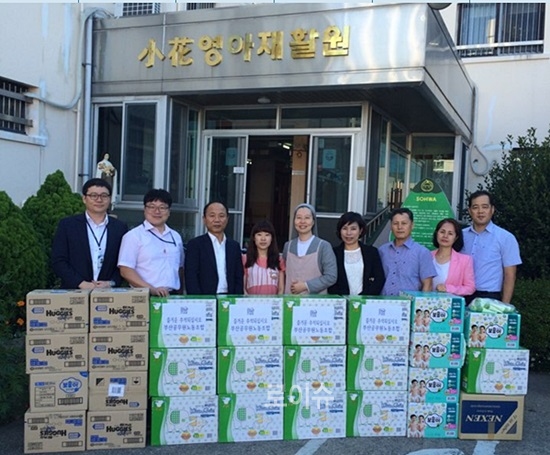 ▲장애아동생활시설인‘소화영아재활원’에쌀과기저귀등온정을전달하고기념촬영.(사진제공=부산공무원노조)