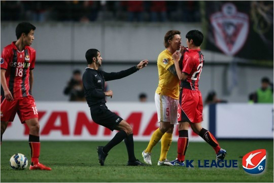중국국가대표이자광저우헝다소속으로국내축구팬에도널리알려진수비수장린펑(가운데)은오는겨울이적시장에서스페인프리메라리가레알마드리드로무상임대된다.이번임대이적은두구단의합의에따른것으로향후레알마드리드선수의광저우임대도추진된다.(자료사진=한국프로축구연맹)