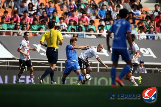 지난19일수원월드컵경기장에서열린올시즌세번째'슈퍼매치'의브랜드홍보효과는약113억원수준으로조사됐다.지난4월열린'슈퍼매치'의홍보효과도112억원이었다.(자료사진=한국프로축구연맹)