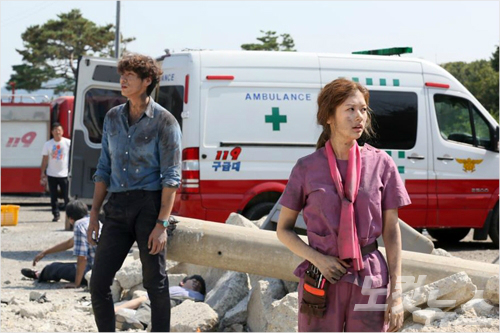 경기도이천에있는드라마'디데이'오픈세트에서촬영중인김영광과정소민.사진=JTBC제공