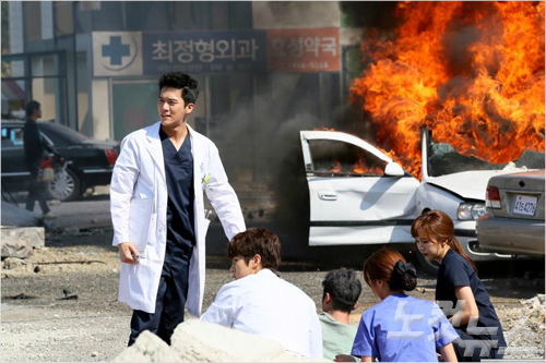 드라마'디데이'오픈세트에서촬영중인하석진.사진=JTBC제공