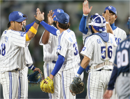 '어딜감히'삼성선수들이22일NC와홈경기에서2-0영봉승을거둔뒤하이파이브를하고있는모습.(대구=삼성라이온즈)