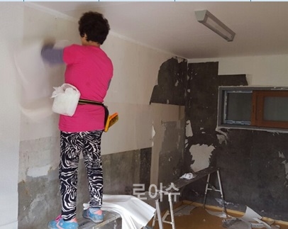 ▲자원봉사자의발길이잘닿지않은양로시설에서도배봉사를하고있다.(사진제공=창원보호관찰소)