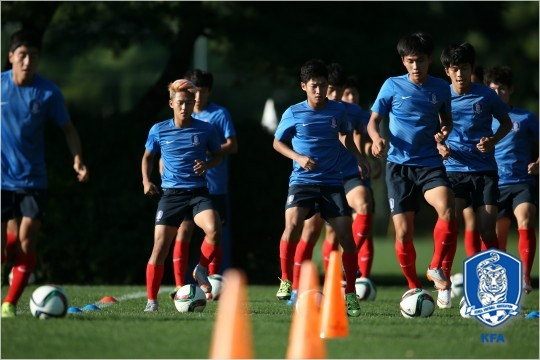 이승우(왼쪽두번째)와장결희(왼쪽세번째)는다음달칠레에서개막하는국제축구연맹(FIFA)17세이하월드컵에나설'최진철호'에최종발탁돼2009년대회의8강이상의역대최고성적에도전한다.(자료사진=대한축구협회)