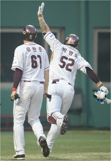 '와이리좋노'올해KBO사상최초로2년연속50홈런을친넥센박병호.그러나홈런페이스는엄밀히따져지난해에살짝미치지는못한다.(자료사진=넥센)