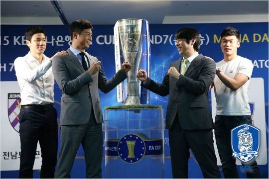 현역시절부터치열한경쟁관계이자친한친구였던김도훈인천감독(왼쪽두번째)과노상래전남감독(왼쪽세번째)은2015년FA컵의결승진출을다퉈야하는'외나무다리'에서또한번마주했다.(자료사진=대한축구협회)