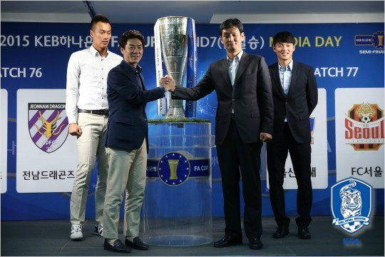 과거대표팀에서환상의호흡을자랑했던윤정환울산감독(왼쪽두번째)과최용수서울감독(왼쪽세번째)은올시즌K리그클래식에서1승1무1패를나눠가졌다.이들의올시즌네번째대결은FA컵준결승이다.(자료사진=대한축구협회)