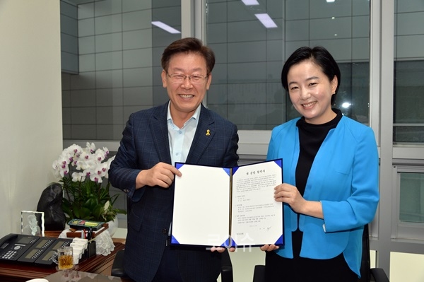 ▲성남시금융복지상담센터는주빌리은행과9월24일성남시청시장실에서‘새출발협약서전달식’을갖고기념촬영.