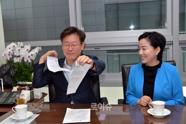 ▲이재명시장은대부업체로부터양수한계약서를파기하고있다.(사진제공=성남시)