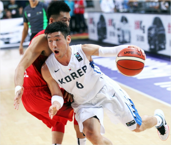 '캡틴의분전'한국농구대표팀주장양동근(6번)이24일중국과아시아선수권대회C조2차전에서상대수비를뚫고돌파를시도하고있다.(창사=국제농구연맹)