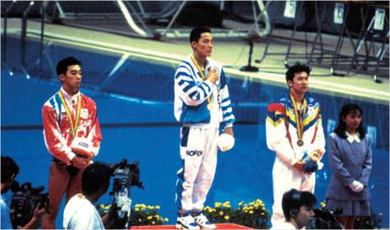 1990년북경아시안게임남자배영200m금메달시상식장면.(사진=대한체육회제공)