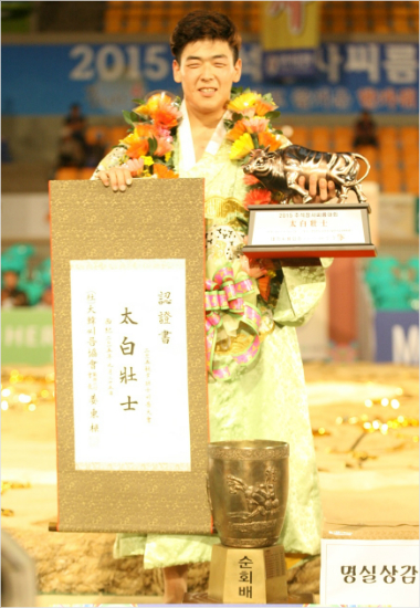 박기호가25일2015추석장사씨름대회태백장사에오른뒤인증서와황소트로피를들고기뻐하고잇다.(상주=대한씨름협회)
