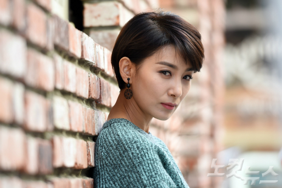 최근종영한KBS드라마'어셈블리'에서국민당의대변인이자비례대표초선의원홍찬미역을맡아열연을펼친배우김서형이25일오후서울팔판동한카페에서CBS노컷뉴스와인터뷰전포즈를취하고있다.황진환기자