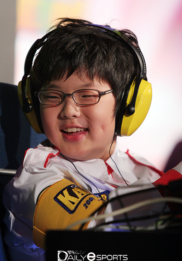 쏙 들어간 보조개가 '엄마미소'를 짓게 만듭니다.