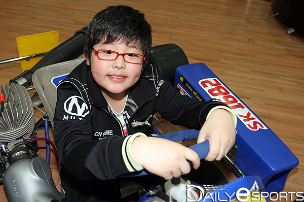 이때부터 트레이드 마크가 되버린 색깔 안경테를 쓰고 나오기 시작했죠.