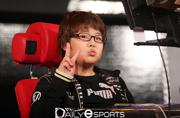 이렇게 귀여운 표정을 지을 수도 있는 선수였답니다.