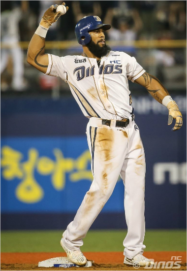 '30-30을넘어40-40으로'지난달28일한화와홈경기에서30홈런-30도루를달성한테임즈가기념공을더그아웃으로던지는모습.(자료사진=NC)