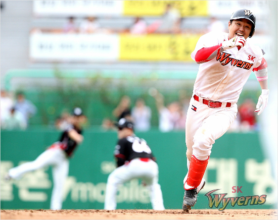 '대기록을향해'SK나주환(오른쪽)이29일케이티와홈경기에서사이클링히트를위해7회대형타구를날린뒤2루를돌아3루까지질주하고있다.(인천=SK와이번스)