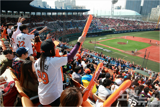KBO리그가역대최다관중기록을눈앞에두고있다.올해개막전모습.(윤성호기자)