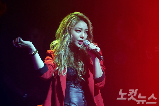 가수에일리가30일오후서울서교동무브홀에서첫번째정규앨범'비비드(VIVID)'의음감회를갖고타이틀곡‘너나잘해’를열창하고있다.황진환기자
