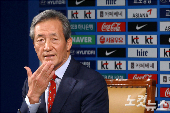 차기국제축구연맹(FIFA)회장선거에서가장유력한후보였던미셀플라티니유럽축구연맹(UEFA)회장은제프블래터현회장의비리와연관선이대두되며굳건했던지지세력이크게흔들리고있다.이가운데정몽준대한축구협회명예회장등경쟁후보들이새로운기회를잡기위한주도권싸움에나섰다.박종민기자