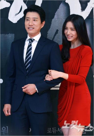 배우신세경과김명민이30일오후서울양천구목동SBS신사옥에서열린SBS월화드라마'육룡이나르샤'(극본김영현박상연,연출신경수)제작발표회에서포즈를취하고있다.사진=박종민기자