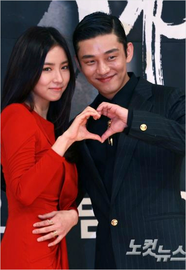 배우신세경과유아인이30일오후서울양천구목동SBS신사옥에서열린SBS월화드라마'육룡이나르샤'(극본김영현박상연,연출신경수)제작발표회에서포즈를취하고있다.사진=박종민기자