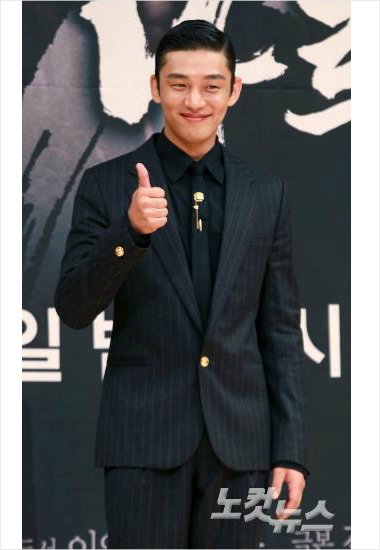 배우유아인이30일오후서울양천구목동SBS신사옥에서열린SBS월화드라마'육룡이나르샤'(극본김영현박상연,연출신경수)제작발표회에서포즈를취하고있다.사진=박종민기자