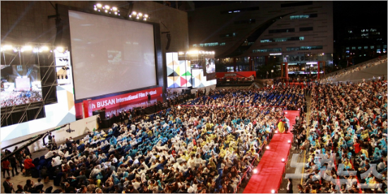1일오후6시제20회부산국제영화제가개막식을열고열흘동안의여정을시작했다.축제이틀째인2일부터는국내외초정작품과각종이벤트가영화팬을찾아간다.부산CBS/송호재기자