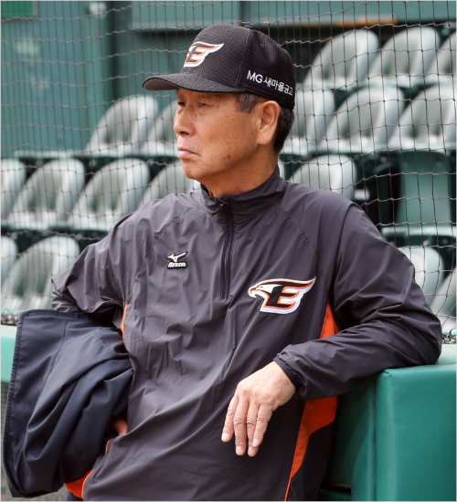 '깊어지는가을,더깊어지는고민'김성근감독(사진)이이끄는한화는1일넥센과원정에서잇딴실책성플레이로석패하면서가을야구희망이더희박해졌다.(자료사진=한화이글스)