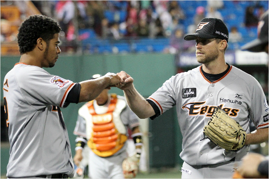 '네마음,내가알지'한화선발미치탈보트(오른쪽)가1일넥센과원정에서동료외인투수에스밀로저스와주먹을맞대며파이팅을다짐하는모습.(목동=한화)