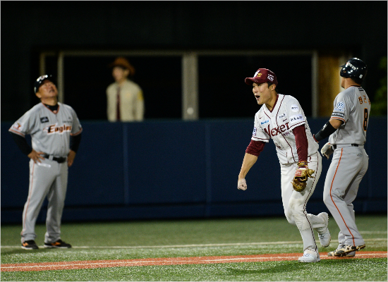 '희비교차'1일넥센-한화의승부가갈린직후의모습.넥센유격수김하성(가운데)이만면에웃음을짓는사이김광수한화주루코치(왼쪽)와정근우는진한아쉬움을드러내고있다.(목동=넥센히어로즈)