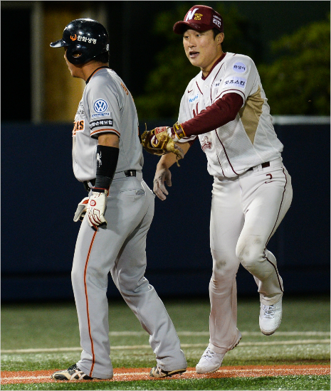 '아싸끝났다'넥센유격수김하성(오른쪽)이1일한화와홈경기에서9회상대주자정근우를태그아웃시키는모습.(목동=넥센)