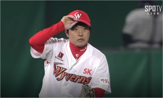 '선배님,저도최선을다했습니다'SK유격수김성현이1일두산과홈경기에서8회민병헌의결승타를끝까지따라가수비했으나놓친뒤아쉬워하는모습.(사진=SPOTV중계화면캡처)