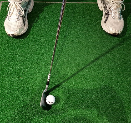 ▲볼이중앙보다오른쪽에위치하면낮은탄도의구질이나온다.