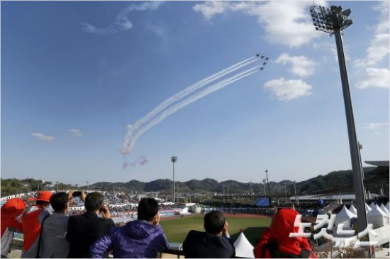 2일오후경북문경국군체육부대주경기장에서열린‘2015경북문경세계군인체육대회’개회식사전공연으로블랙이글스의에어쇼가펼쳐지고있다.(문경(경북)=CBS노컷뉴스황진환기자)