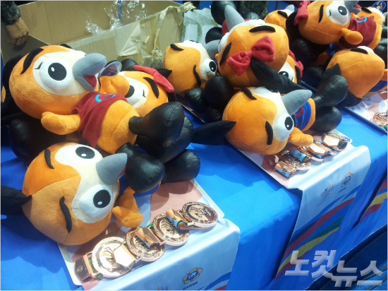 '이것이바로대회첫메달'3일2015경북문경세계군인체육대회에서처음으로결정된메달.한국유도대표팀이남자단체전에서중국을꺾고따낸동메달이다.(문경=임종률기자)