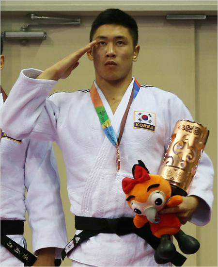 '개인전은꼭...'이승수가3일2015경북문경세계군인체육대회남자유도단체전시상식에서동메달을건채거수경례를하고있다.(문경=대회조직위)
