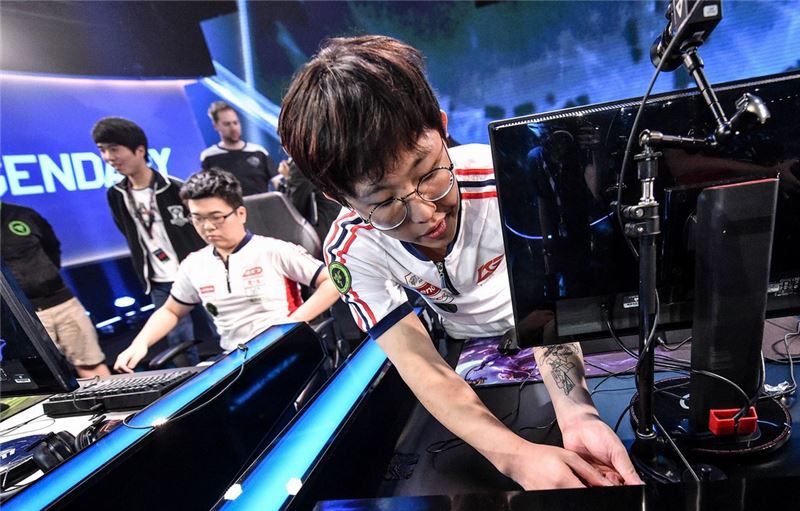 LGD 게이밍의 원거리 딜러 'imp' 구승빈이 패배한 뒤 장비를 정리하고 있다(사진=라이엇게임즈 제공).