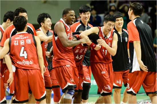 홈개막전을승리로이끈KGC인삼공사는축제분위기를만끽했다.주장양희종이마리오리틀에게헤드락을걸며기쁨을나누고있다(사진제공/KBL)