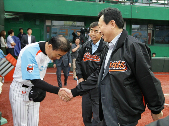 '회장님,죄송합니다'롯데이종운감독(왼쪽)이지난9월11일삼성과홈경기관전에나선신동빈그룹회장(오른쪽)과경기전악수를나누는모습.(자료사진=롯데)