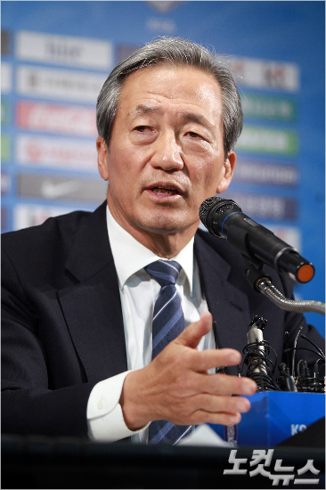 차기국제축구연맹(FIFA)회장선거에출마하려는정몽준대한축구협회명예회장은2022년월드컵유치에나섰던한국의선거운동을불법지원했다는혐의로사실상축구계에서퇴출될위기다.윤창원기자